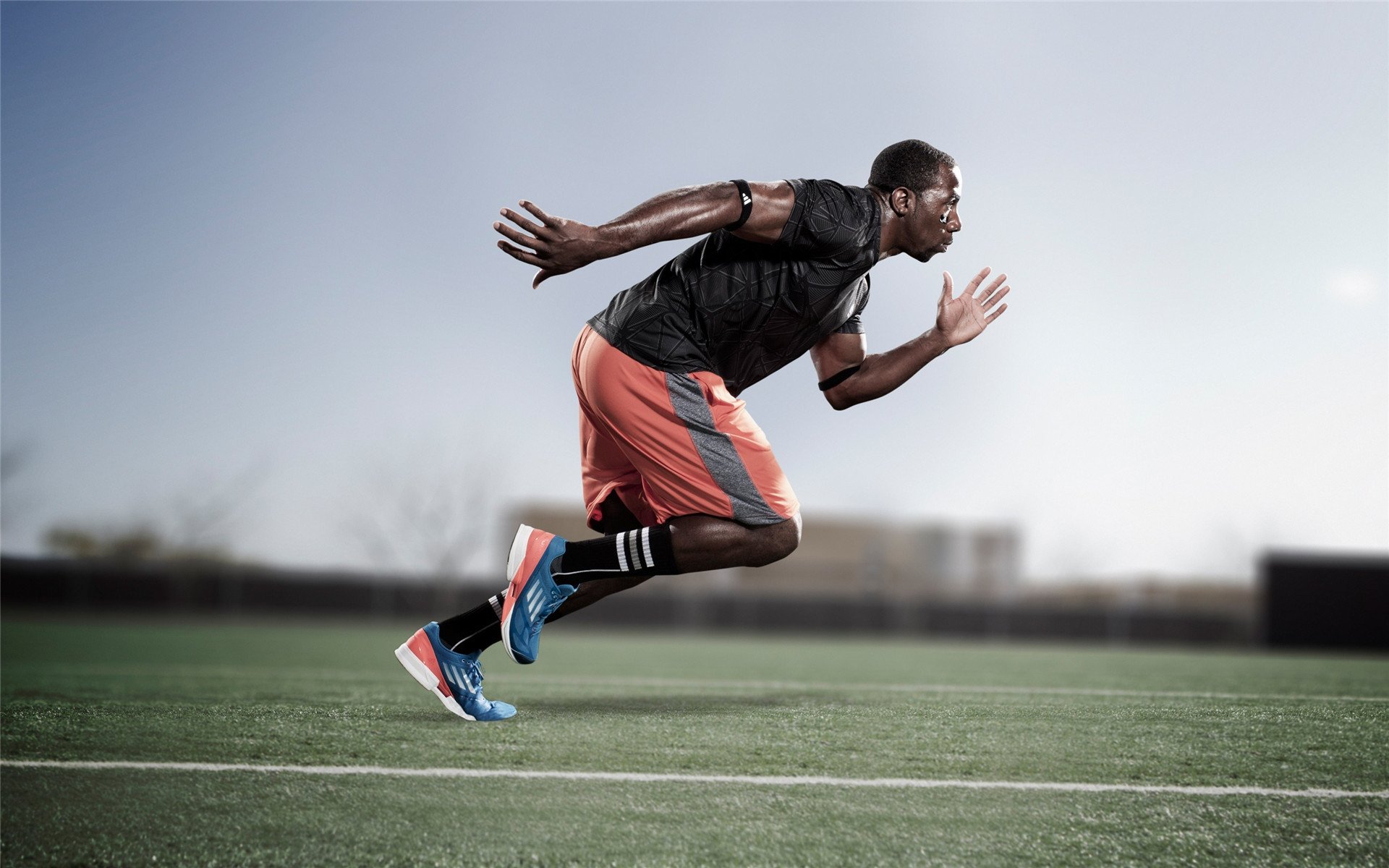 开云入口-维尼修斯倒地那一刻，泰山全队围拢的圆圈里藏着足球最古老的灵魂，圆圈里的古老灵魂